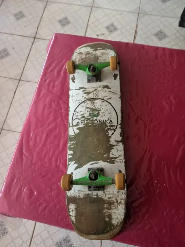 Vende-se skate com rodas originais e shape MT bom com truck e td
