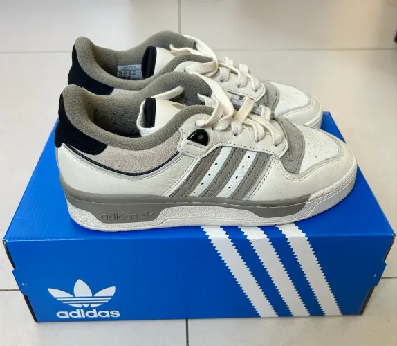Tênis Adidas