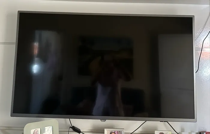 Tevê 42 polegadas perfeita. Pequena listra fininha some quando liga