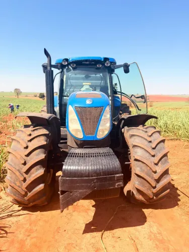 TRATOR AGRÍCOLA NEW HOLLAND 