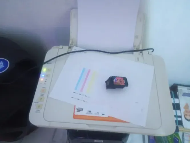 vendo impresora em perfeito estado de conservação precisa so recarregar o cartucho,