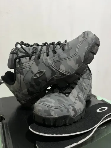 Vendo botinha da Oakley Stratus 