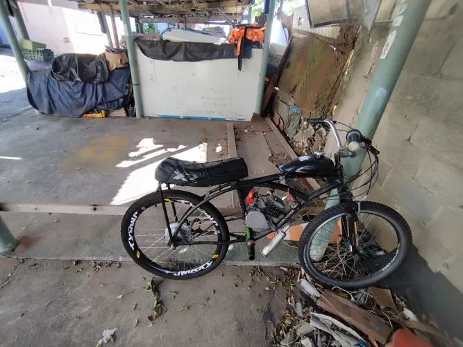 Bicicleta motorizada,motor intacto,roda de traz zera 1 mês de uso suspensão nova quadro26