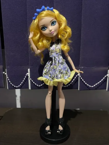 Boneca Blondie Lockes Ever After High