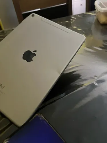 iPad com a tela quebrada 