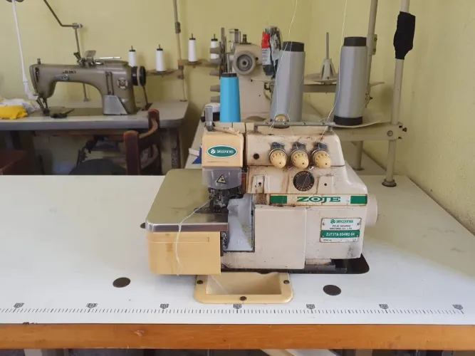 Maquina de Costura Overlock Industrial Zoje