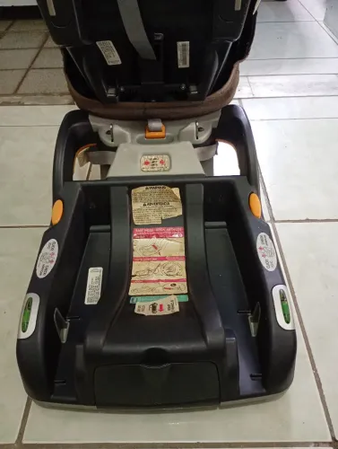 Cadeirinha de bebê para carro.