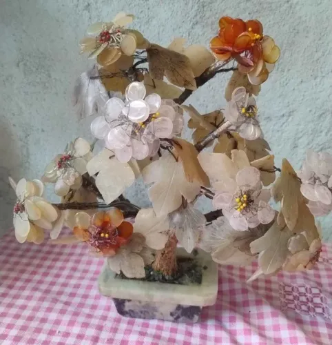 Bansai com flores e pétalas em pedrarias vaso em granito