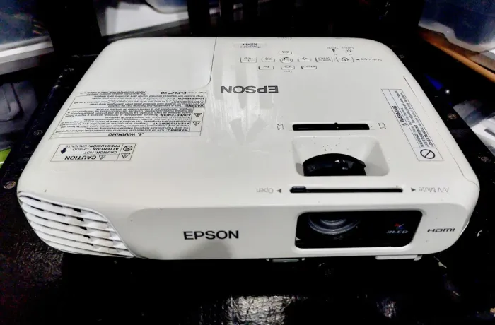 Projetor Epson LCD H553A na caixa completo