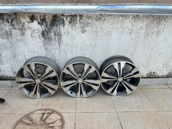 3 rodas original com pequenas rachaduras de fácil reparo Mercedes Cla 200 originais !