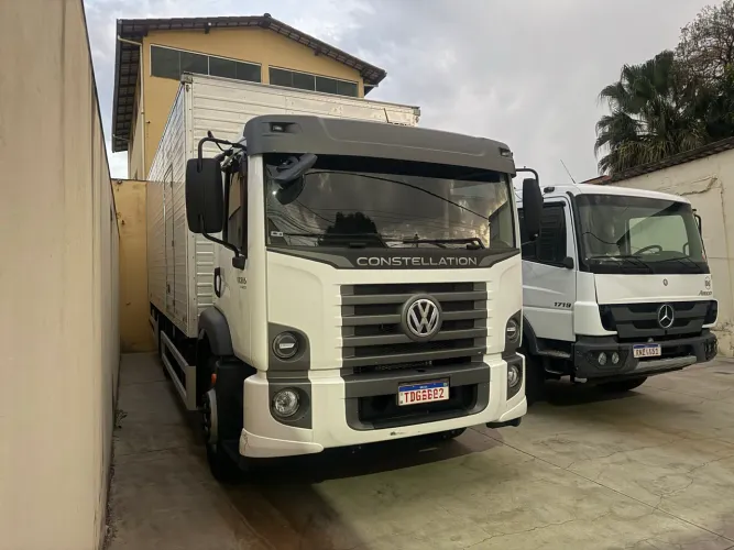 Vw 17210 ano 2025 com baú caminhão semi novo