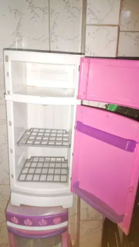 Geladeira de brinquedo e fogão