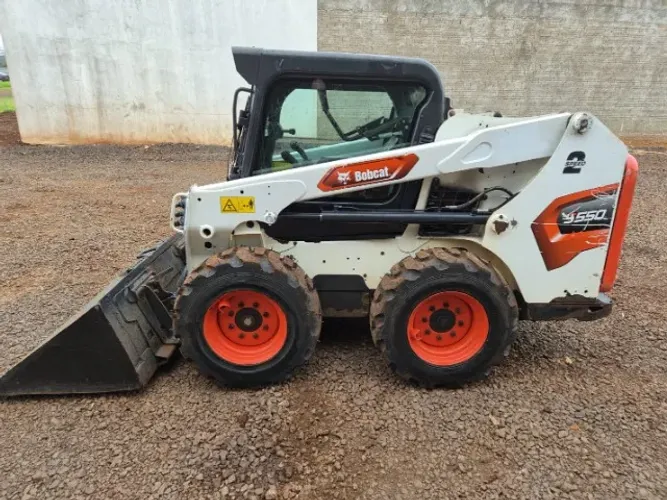 Mini Carregadeira Bobcat S550 Ano 2022 - Cabinada c/ Ar-Condicionado, Joysticks e revisada