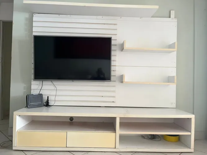 Rack + Painel e Prateleiras de Madeira Branco