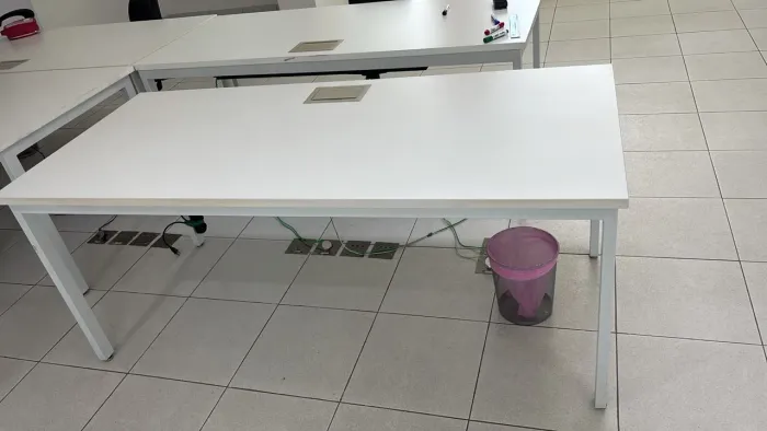 Mesas de escritório, são 7 mesas grandes como essa