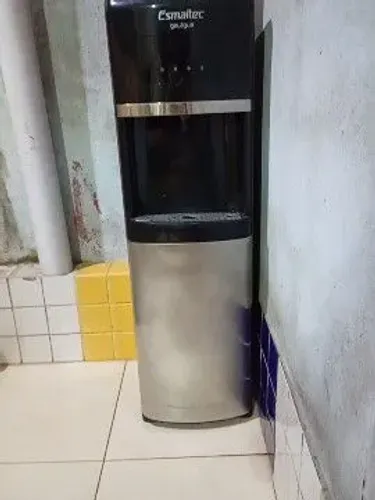 Um bebedouro,tá funcionando bem,só não a opção água gelada