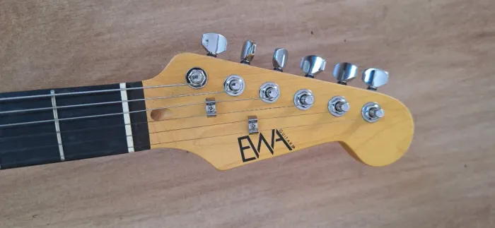 Vendo Guitarra EWA EWR20
