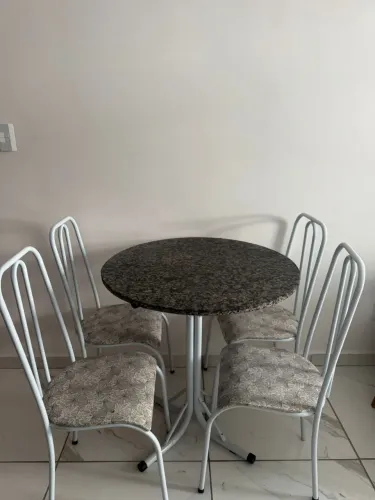 Mesa granito c/ 4 cadeiras - Em excelente estado
