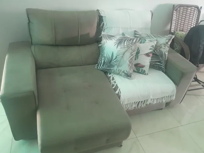 Sofá três lugares 