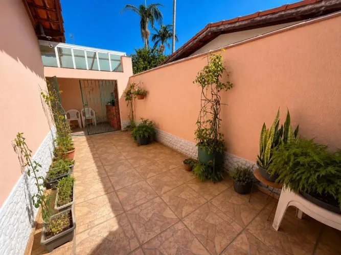 EXCELENTE CASA TÉRREA EM ÓTIMA LOCALIZAÇÃO, 2 DORMITÓRIOS, 2 VAGAS E QUINTAL