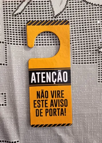 Aviso de porta em bom estado, material em papelão duro