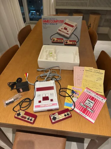 Videogame Nintendo Famicom (Nintendinho 8 bits) com mod-AV e RF completo na caixa