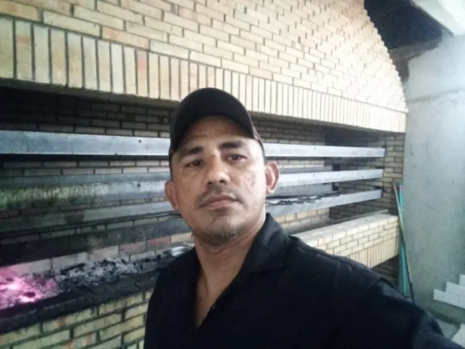Churrasqueiro profissional a disposição