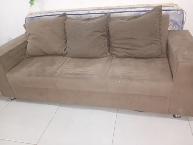 Vendo sofá de 3 lugares. Somente fazer higienização. 120 pra vir buscar