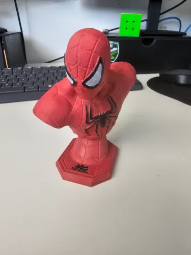 Busto Homem-Aranha impresso em 3D e pintado à mão