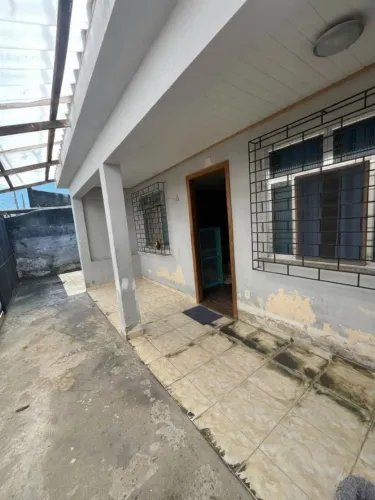 Casa Grande com 3 quartos, garagem, varanda e 2 áreas de serviço.