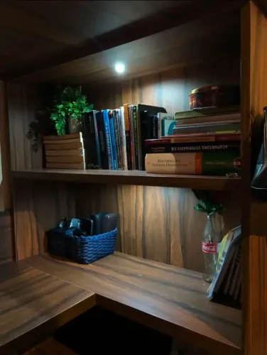 Cama suspensa com escrivaninha