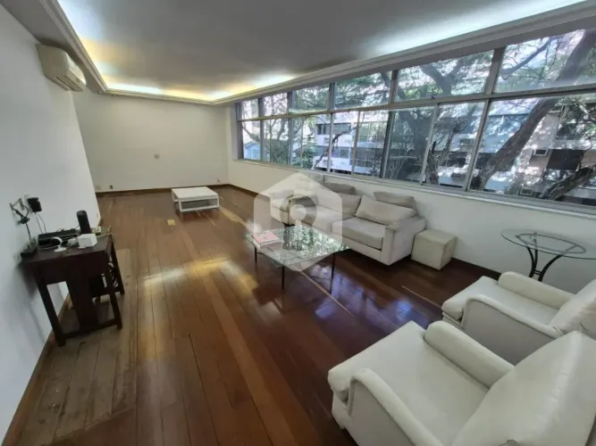 Espetacular apartamento todo em tábua corrida de 170m² na área mais nobre da Tijuca! Local