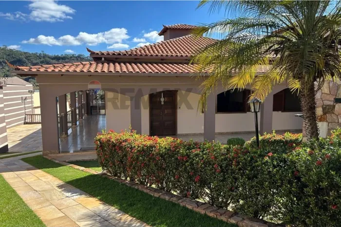 "Luxuosa Casa com Jardim e Piscina em Azurita"