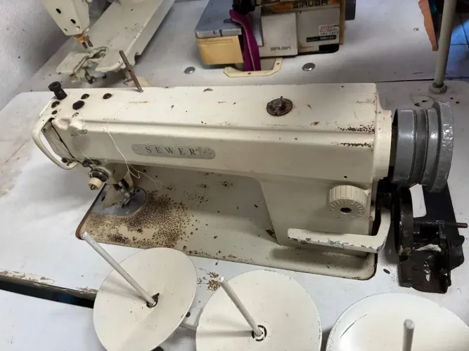 VENDO MÁQUINA DE COSTURA RETA 