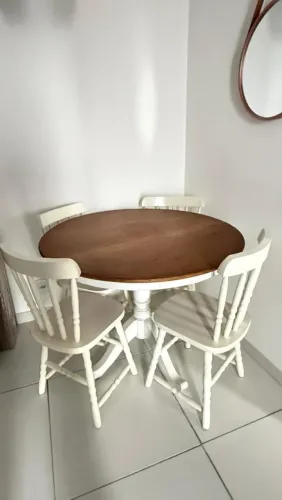 Vendo mesa de madeira com 4 cadeiras brancas.