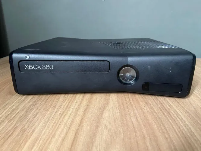 XBOX 360 SLIM COM LUZ VERMELHA (CÓDIGO 0101)