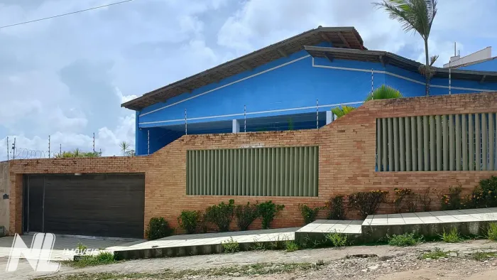 Mansão de Alto Padrão com 6 Suítes, 1.130m² Construídos e Área de Lazer Completa