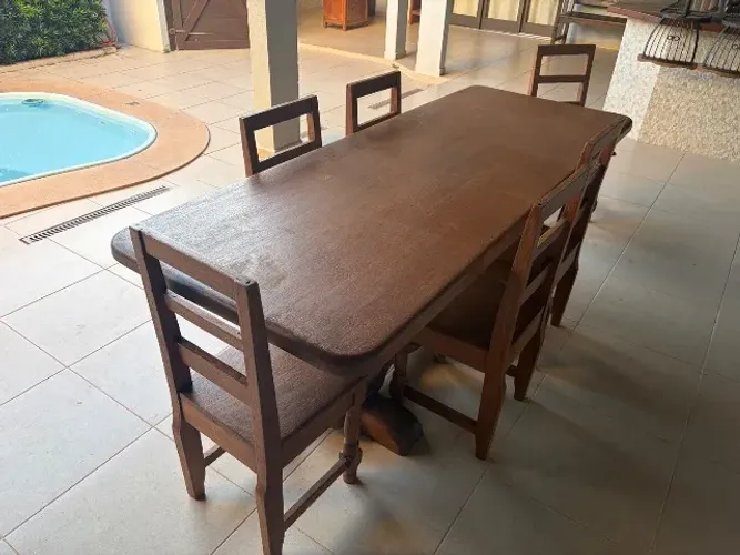 Mesa de Jantar de Madeira Robusta