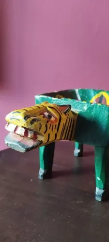 Cocho Esculpido em Madeira com Cabeça de Tigre - Arte Popular Pintada à Mão