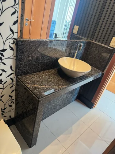 Pia de bancada para lavabo em granito + torneira