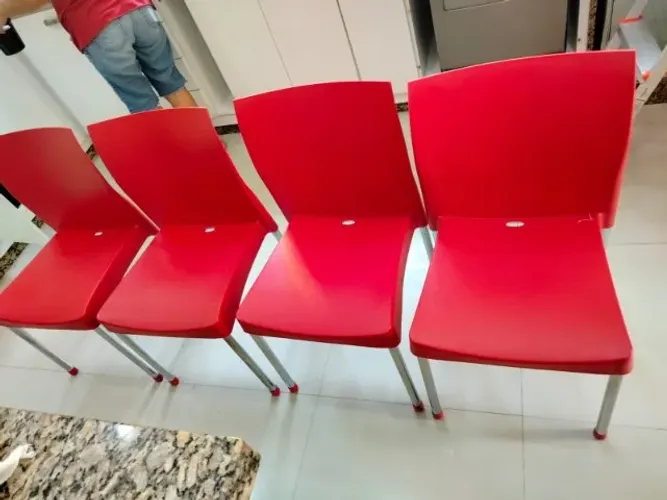 Cadeiras vermelhas de cozinha polietileno