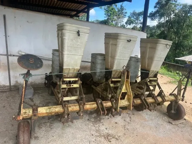 Plantadeira/adubadeira de 4 linhas (bem comum para milho, feijão, etc.)