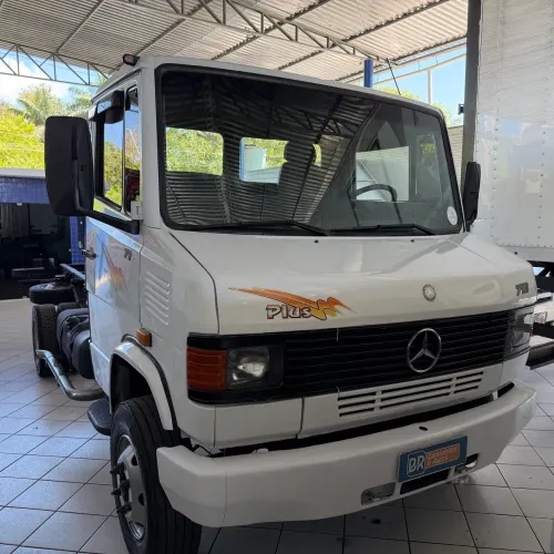 Mercedes MB 710 2004 mecedinha no chassi doc. Baú