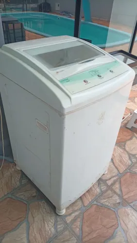 Máquina de lavar simples funcionando perfeitamente entrega