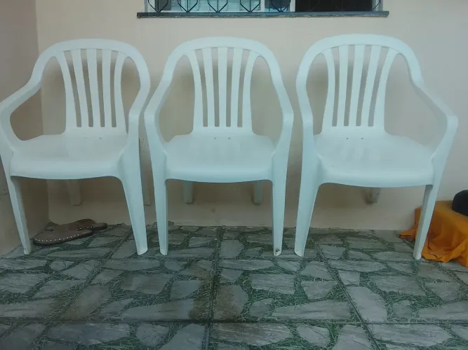 3 CADEIRAS DE PLÁSTICO COM BRAÇO