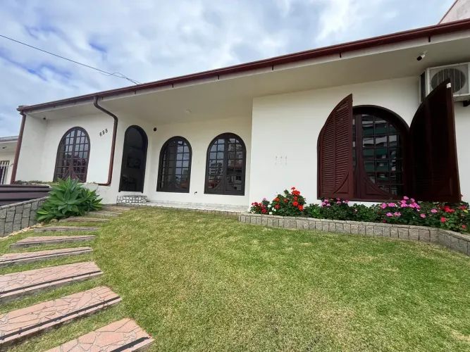 Casa ótima com 120 mts2 privativos mais edícula, com 3 quartos mais suíte Barreiros - São