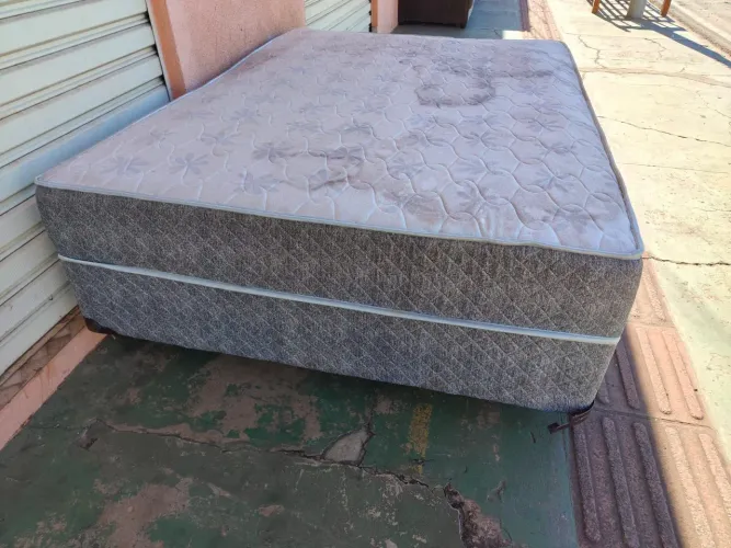 Cama box casal tamanho padrão com 20cm de espuma conjugada usada marcas de uso ((ENTREGO