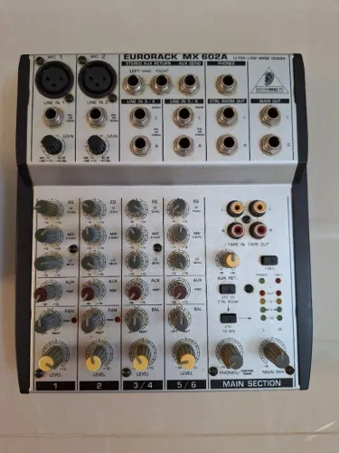 Mesa de som / mixer Behringer 4 canais Eurorack MX602A