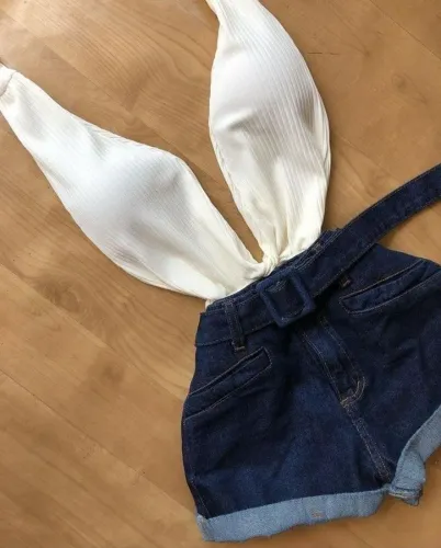 Conjunto Elegante: Body Branco + Short Jeans Escuro