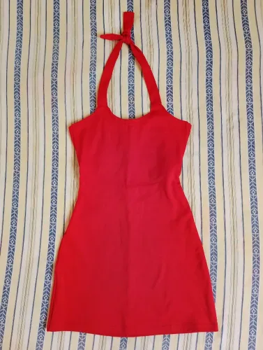 Vestido vermelho vibrante, curto, de poliamida.